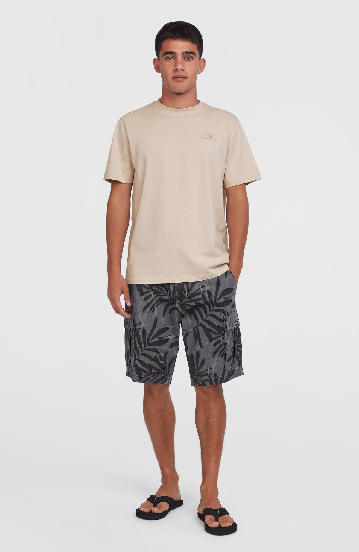 Short cargo Essentials | Black Dipped Leaves