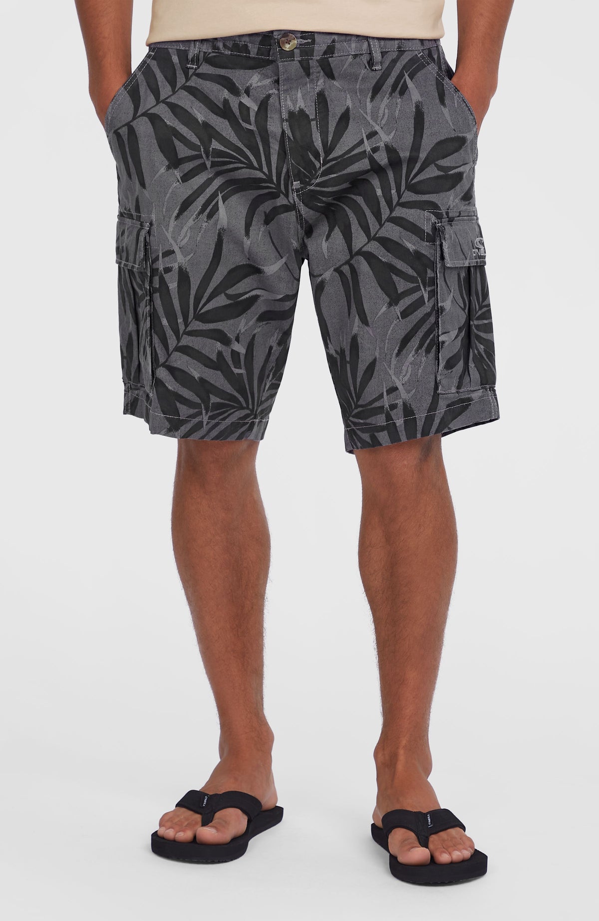 Short cargo Essentials | Black Dipped Leaves