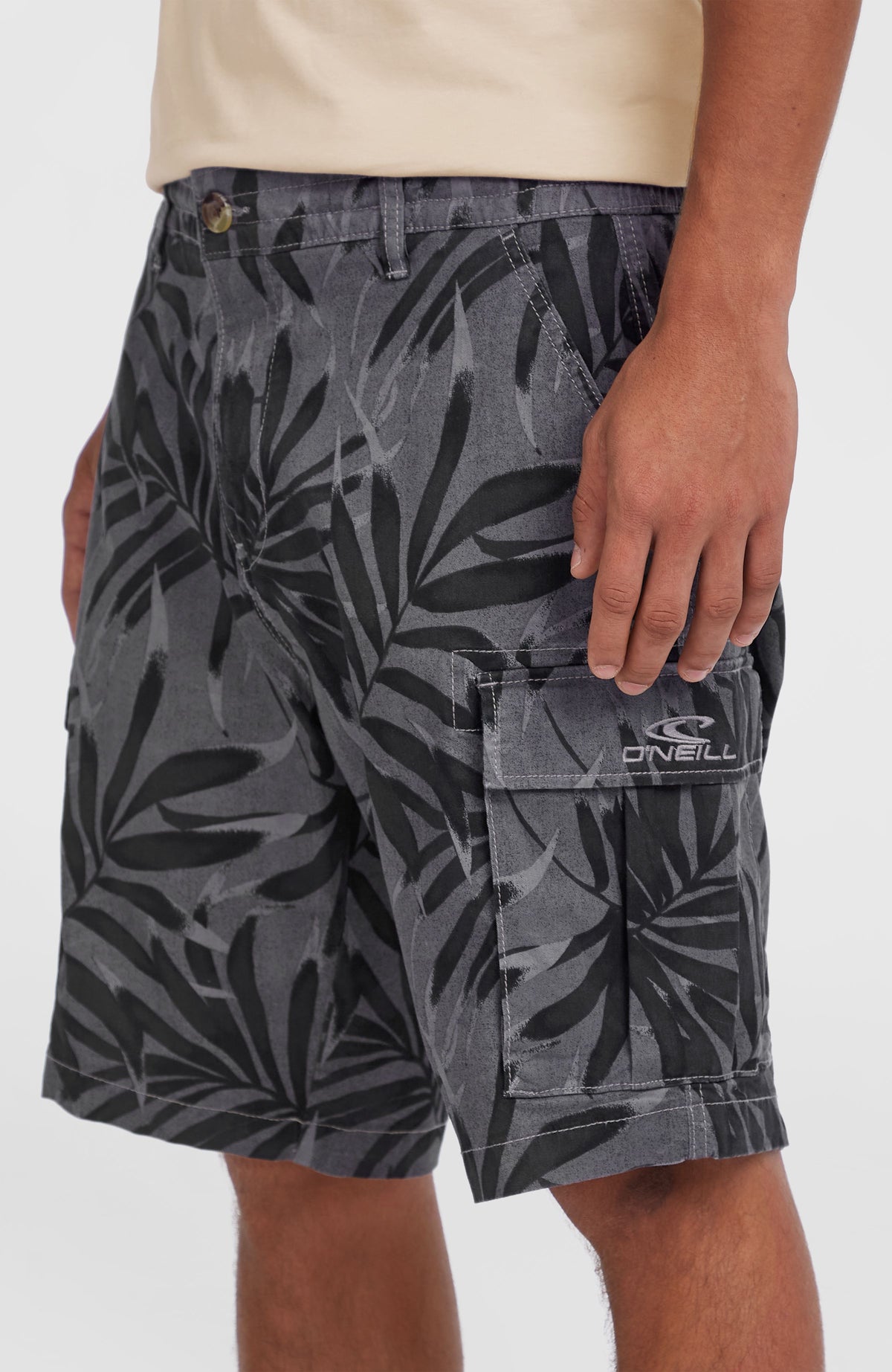 Short cargo Essentials | Black Dipped Leaves