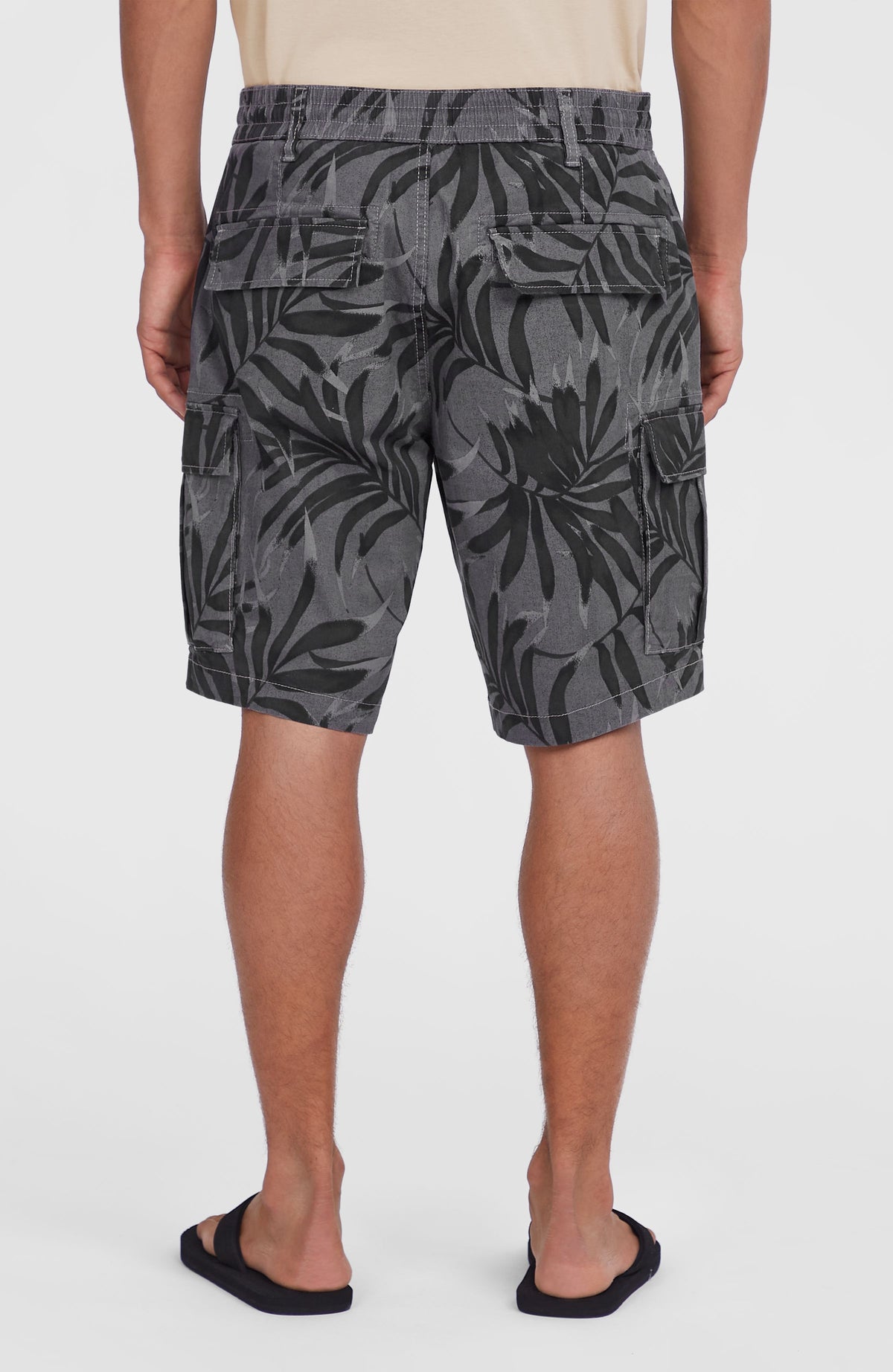 Short cargo Essentials | Black Dipped Leaves