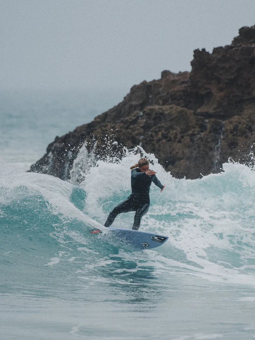 Dis-nous trois choses qui te fontaimer le surf.
