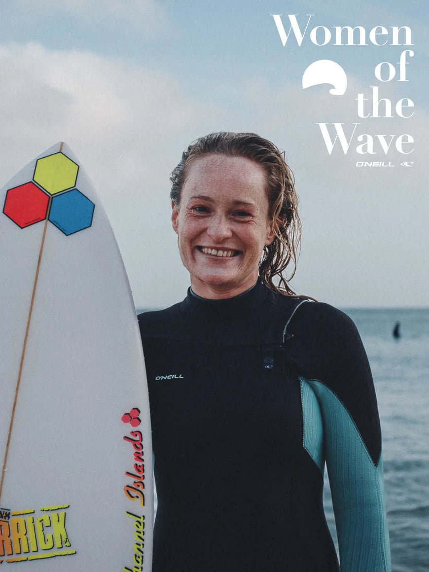 MARIA LECHLEITNER FILLE DES MONTAGNES BASÉE PRÈS DE L’OCÉAN, PASSIONNÉE DE SURF ET DE SKATE.